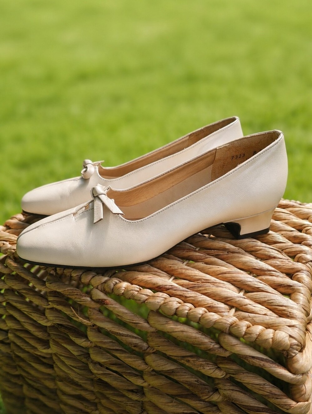 Vintage California Magdesians Cream Leather Dainty Bow Pumps Bridal Square Toe